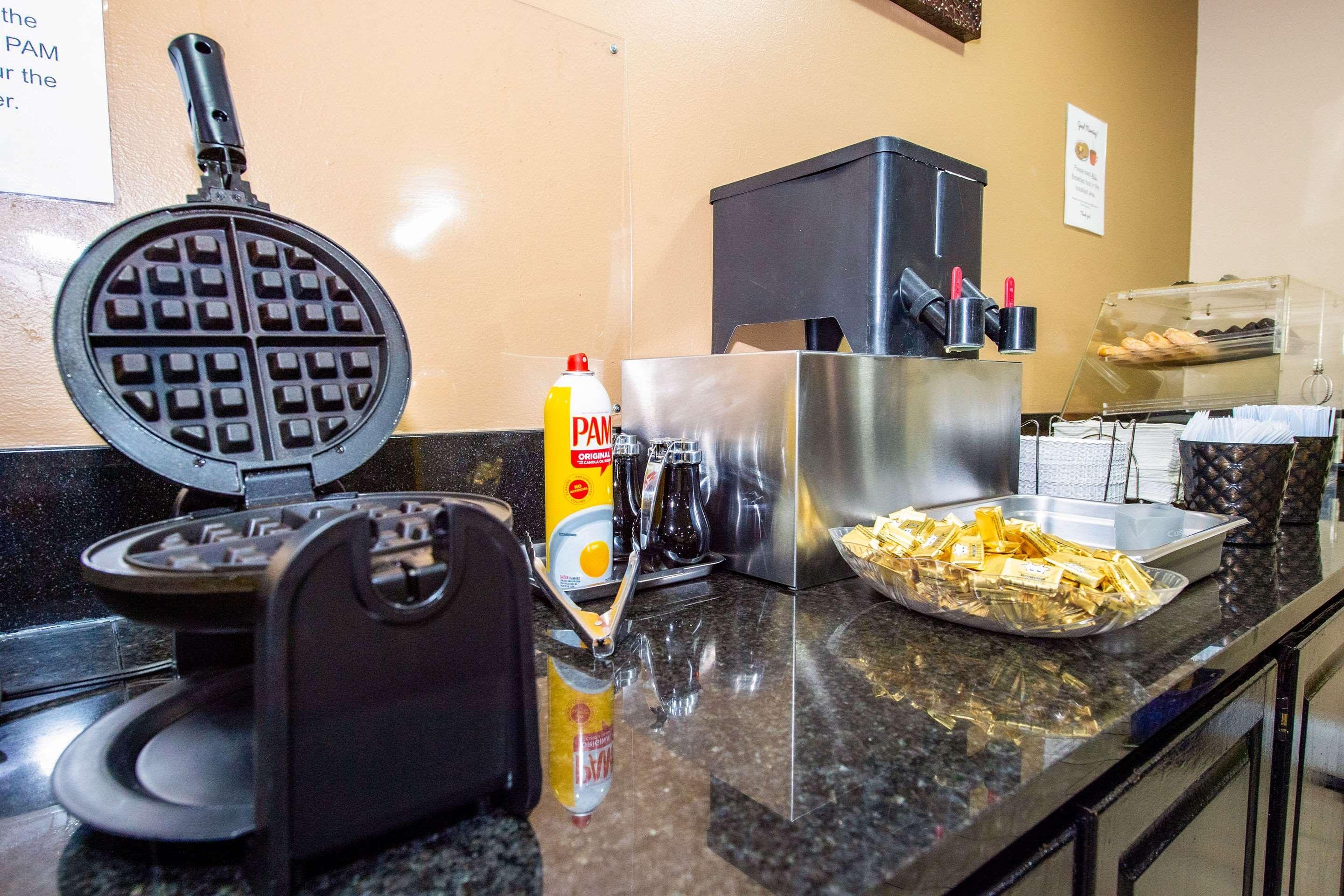 Rodeway Inn Central Colorado Springs Ngoại thất bức ảnh