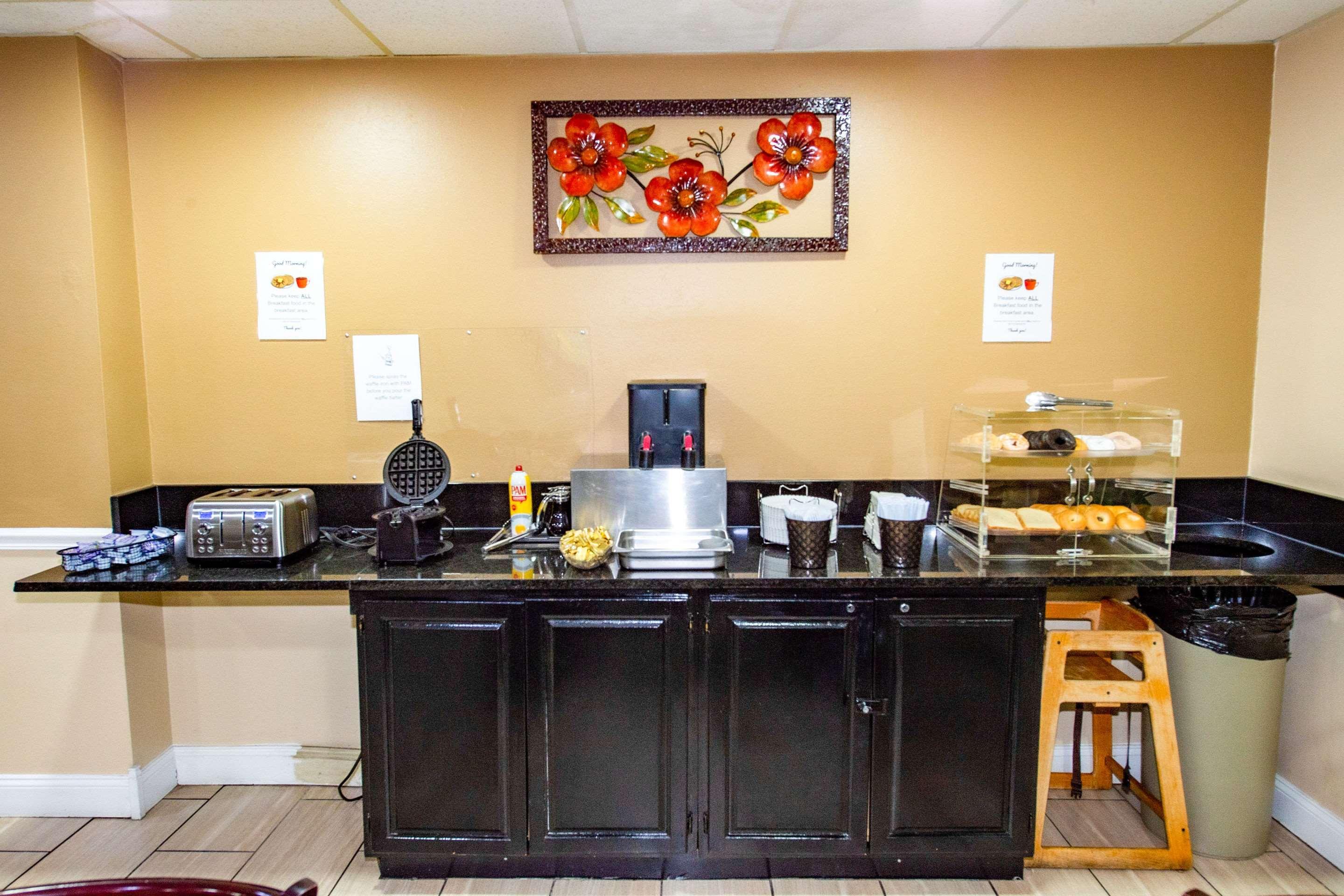 Rodeway Inn Central Colorado Springs Ngoại thất bức ảnh